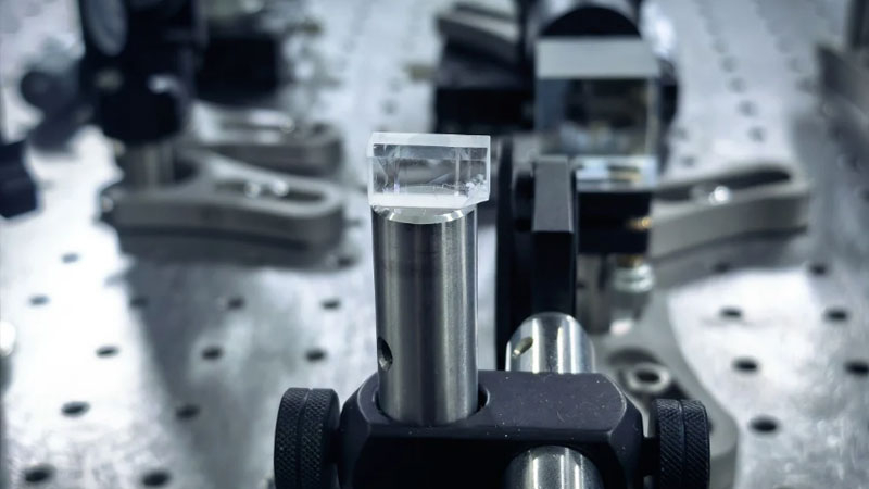 En Chine, un laser solide compact a été développé pour accéder à la bande VUV auparavant inatteignable, ouvrant de nouvelles possibilités dans les recherches scientifiques, les technologies spatiales et la fabrication de puces.