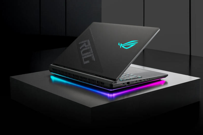 L'Asus ROG Strix SCAR 18 débute comme un ordinateur portable de jeu phare, consommant jusqu'à 320 W