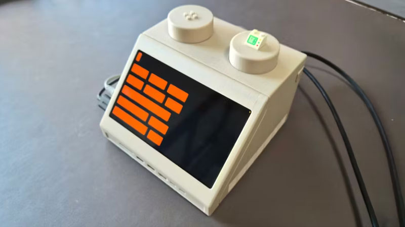 Le Mac mini a été dissimulé dans un bloc LEGO étendu, décoré comme un terminal des années 70.