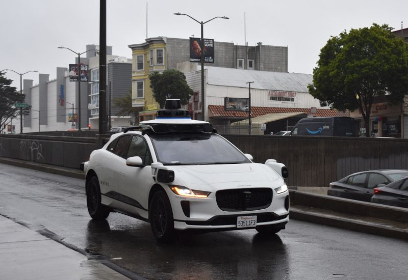 Waymo arrête le lancement de ses robotaxis sur les autoroutes rapides aux États-Unis pour des raisons de sécurité.