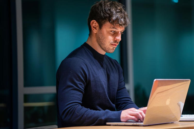 Les utilisateurs actifs de l'intelligence artificielle sont confrontés à un risque accru d'épuisement professionnel