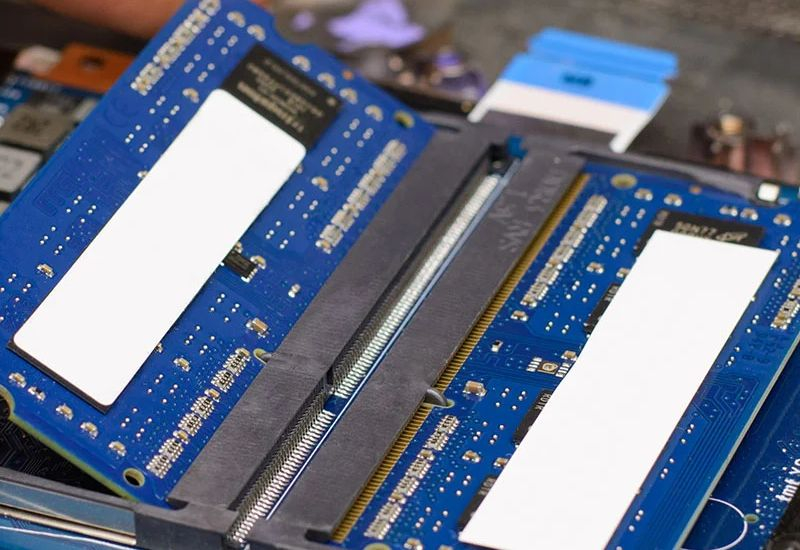 Le déficit de mémoire ouvre aux entreprises chinoises l'accès aux ordinateurs portables HP, Dell, Acer et Asus.