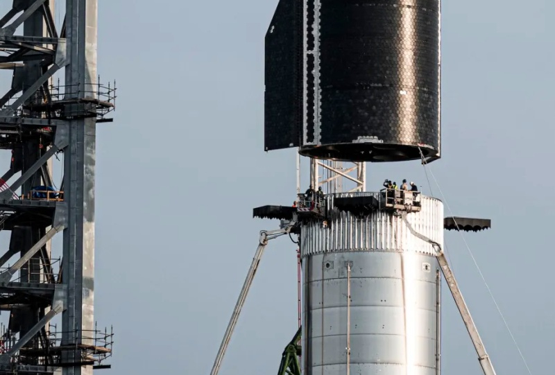 Un employé de la société SpaceX est décédé sur le chantier quelques jours seulement avant le lancement du Starship ; les raisons de l’incident sont recherchées.