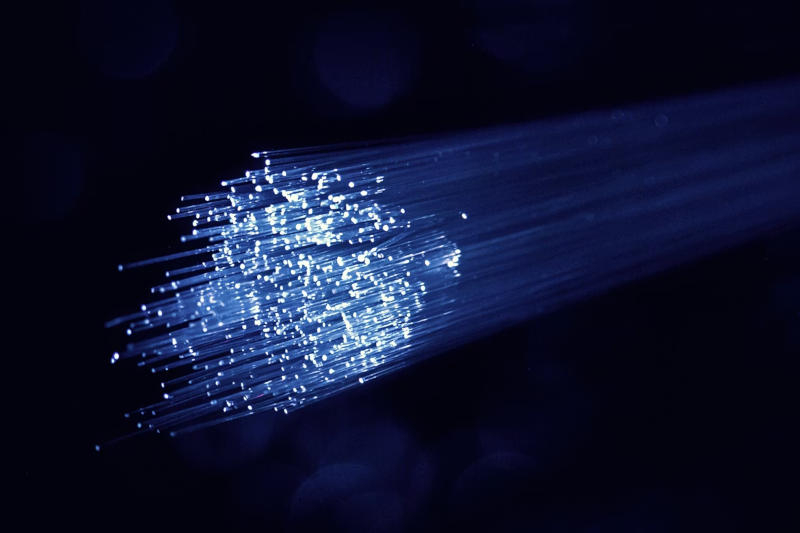 Les réseaux à fibre optique sont devenus un outil d’espionnage : des oreilles dans les murs, nous écoutons les conversations proches.