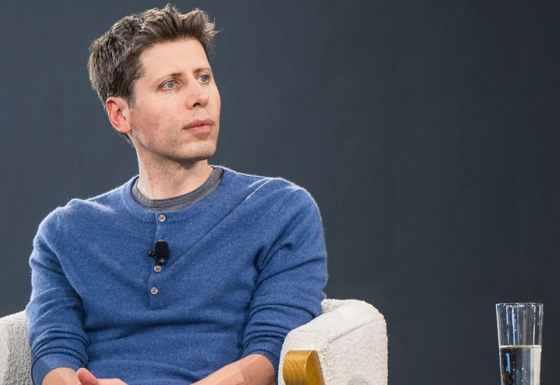 Sam Altman a qualifié l’entreprise de « laveur » d’IA, affirmant qu’elle est utilisée comme excuse pour les licenciements.