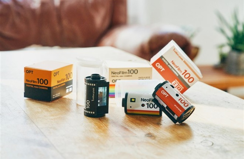 Au Japon, la caméra‑clé numérique OPT100 Neo Film est présentée sous forme d’une bobine de pellicule 35 mm.