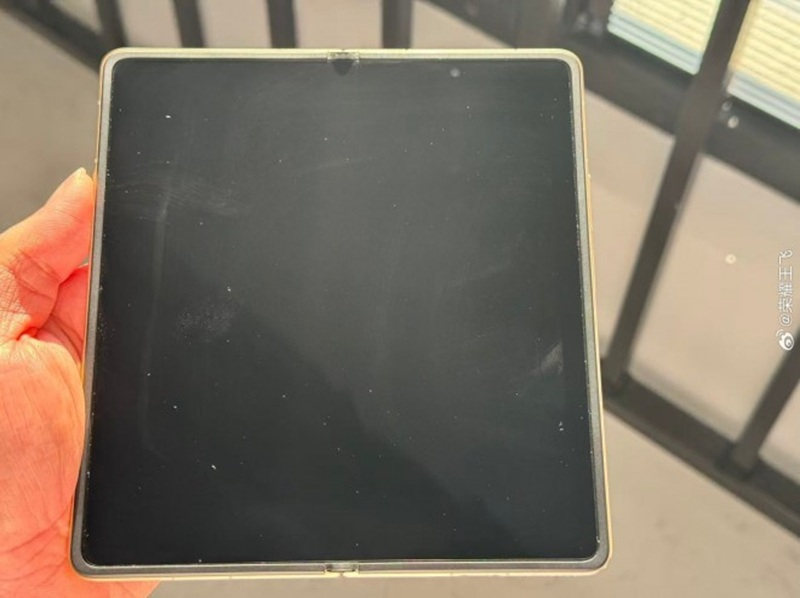 Les marques Oppo et Honor préparent la sortie de téléphones pliables sans courbure d'écran, une véritable innovation.