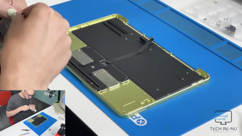 Le MacBook Neo d'Apple s'est avéré plus simple que prévu – ils n'ont même pas collé la batterie.