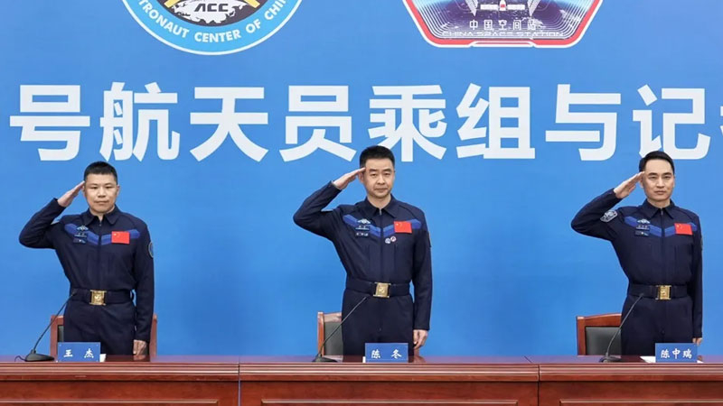 Fente dans la fenêtre du vaisseau spatial : l’équipage de Shenzhou‑20 a décrit une évacuation d’urgence depuis l’orbite