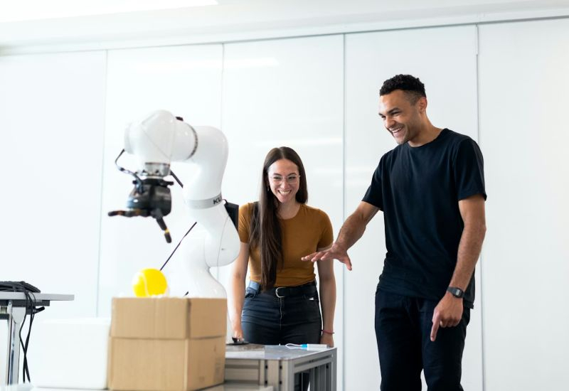 La moitié des entreprises qui ont remplacé leurs employés par des bots d’IA prévoit de réintégrer le personnel en 2025.