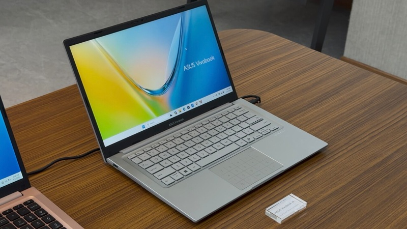 Asus a présenté les modèles économiques Vivobook S14 et S16 équipés de processeurs Core 7 à six cœurs, affirmant leur compétitivité par rapport au MacBook Neo