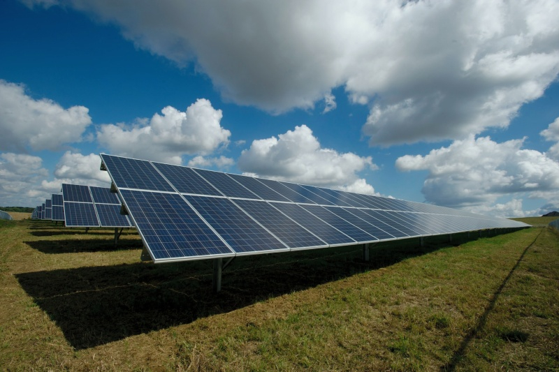 Les sources solaires dépasseront le charbon et le gaz d'ici à la mi-décennie, mais l'intelligence artificielle ne permettra pas de se passer complètement des ressources fossiles