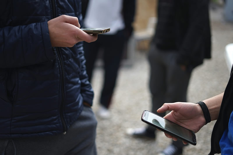 La plupart des jeunes Australiens continuent d'utiliser les réseaux sociaux, malgré les restrictions