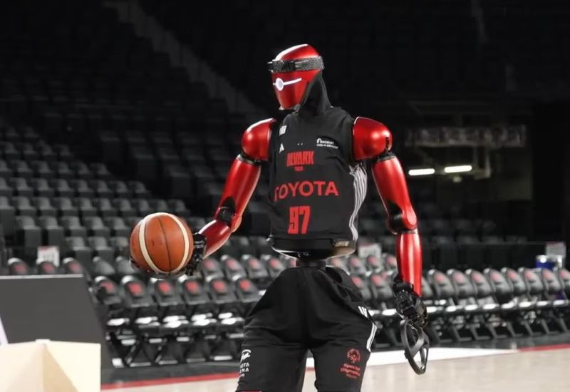 Toyota présente la nouvelle génération de robot‑basketballiste à roues en action.