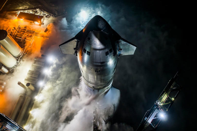 Les règles de la NASA et de SpaceX ont débattu de la nécessité d’une commande manuelle lors de l’atterrissage lunaire.