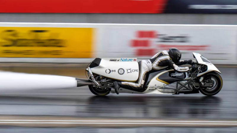 Un inventeur britannique a créé un motocycle à paire qui est devenu le deuxième plus rapide parmi tous les motos du monde