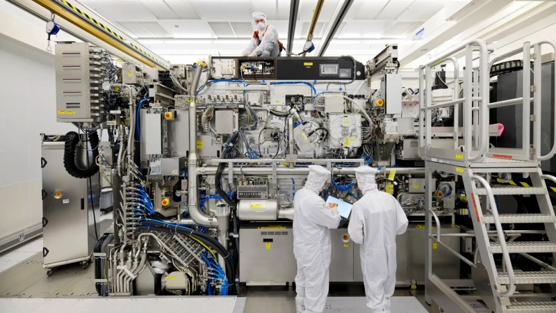 Intel a commencé à travailler sur des processus ultra-fins de 10 A et 7 A, et les premières puces de 14 angstroms seront testées en octobre.