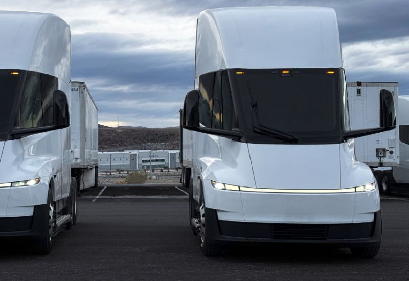 Le prix des camions électriques Tesla Semi s’est avéré bien supérieur à celui annoncé, mais reste néanmoins inférieur à celui de la concurrence.