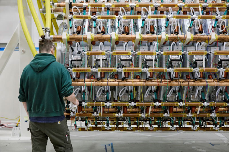 La Pacific Fusion a mené des essais sur le prototype d’appareil de fusion thermique à petit budget, utilisant la compression par condensateur du carburant pour l’allumage inerte.