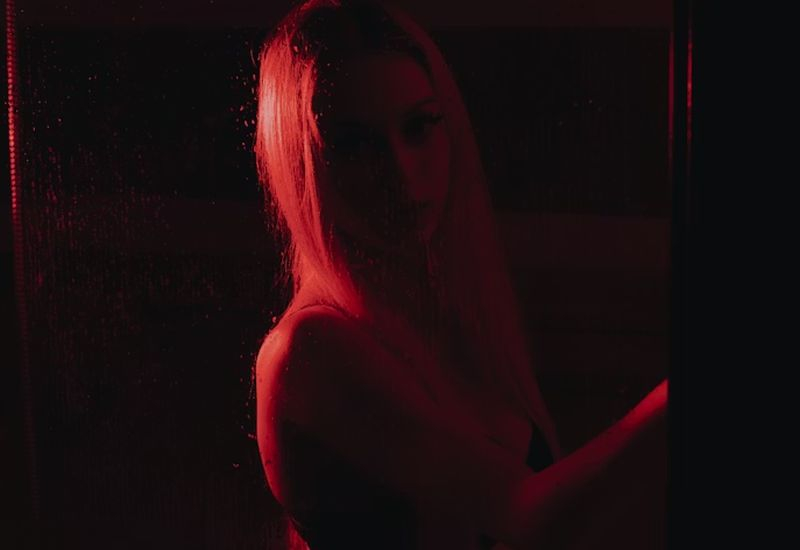 OpenAI a reporté la création de contenu adulte dans ChatGPT et a mis le projet d'IA‑bot pour adultes en attente.