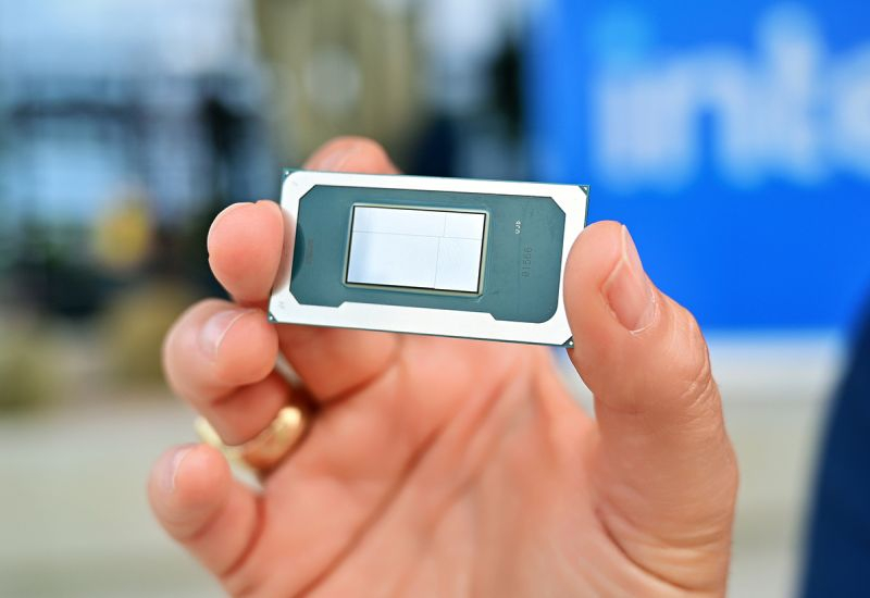 Le boom de l’IA a fait exploser la demande de processeurs Intel, et les actions ont grimpé de 20 % après le rapport.
