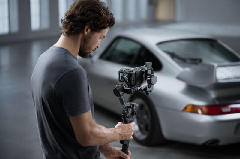 DJI a lancé un stabilisateur léger, le RS 5, conçu pour des caméras allant jusqu’à 3 kg.