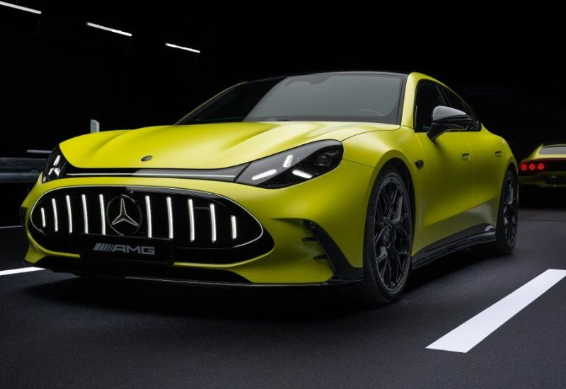Mercedes‑Benz a présenté l’AMG GT – un coupé électrique sportif qui atteint 100 km/h en deux secondes.