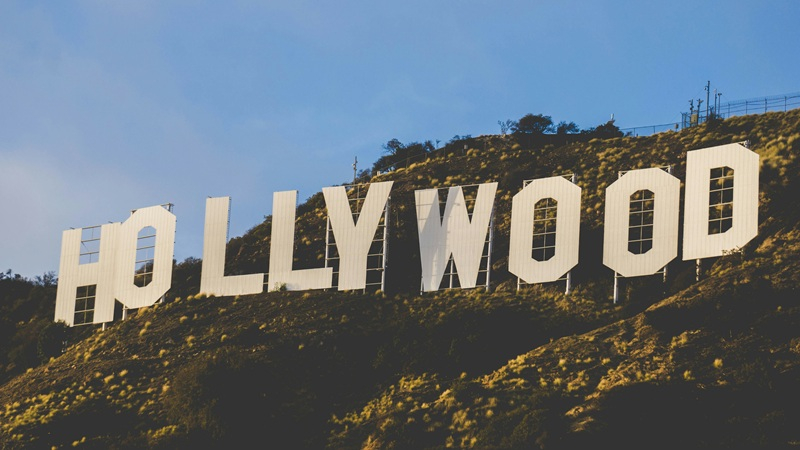 Le Hollywood adopte activement l'intelligence artificielle, et le nombre d'établissements éducatifs dans l'industrie cinématographique utilisant des réseaux neuronaux augmente.