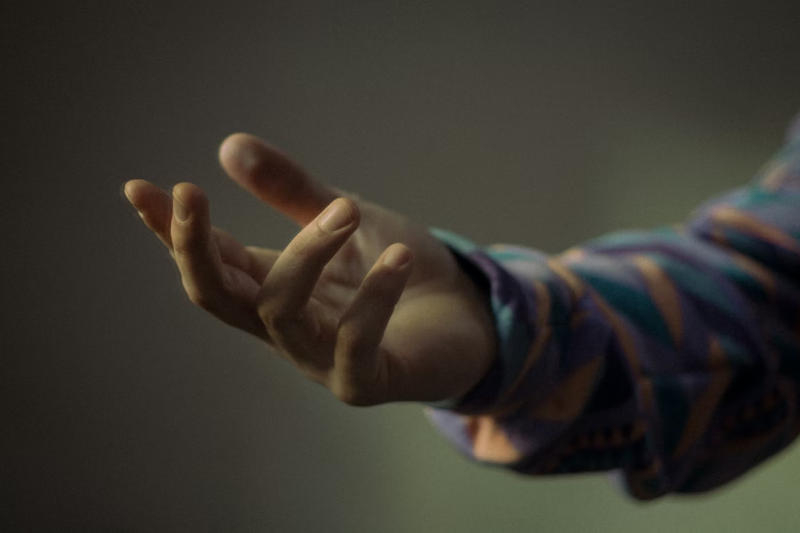 Apple a entraîné l'intelligence artificielle à reconnaître des poignées de main inconnues à partir de signaux EMG.