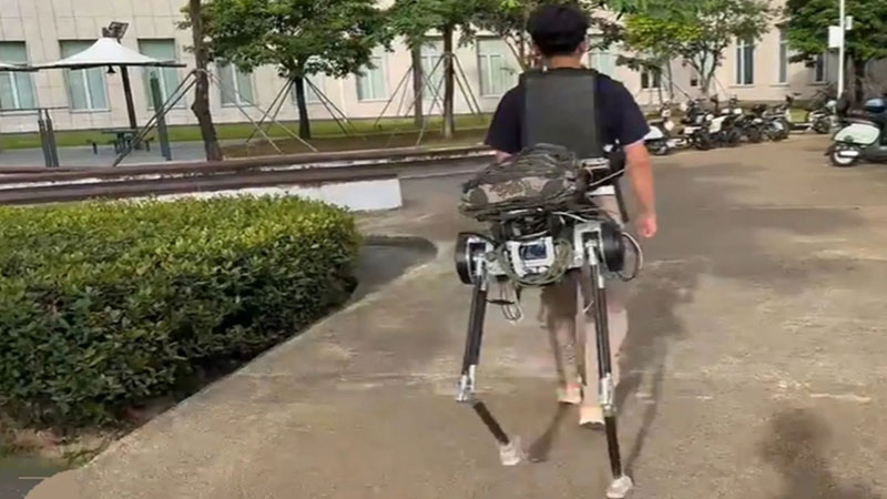 La Chine a développé un robot portable qui transforme les gens en centaures et aide à transporter des marchandises.