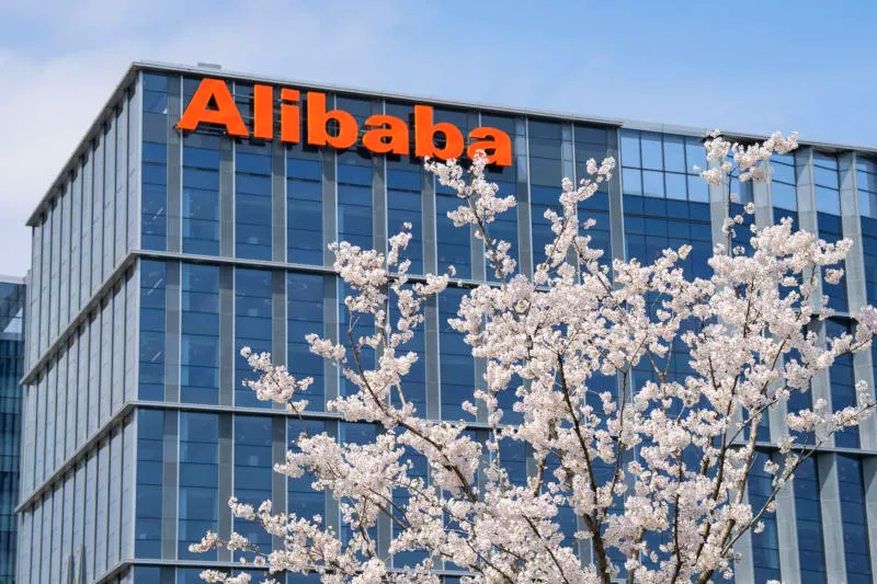 Alibaba a dépassé les prévisions au quatrième trimestre, mais le bénéfice net a chuté de 66 % et a déçu les investisseurs.