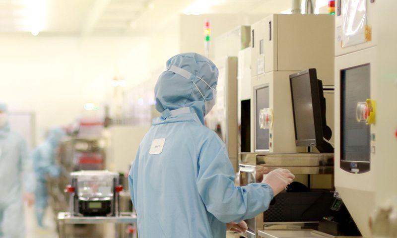 SMIC a enregistré une hausse de son chiffre d’affaires de 61 % grâce aux projets d’IA, aux sanctions et à l’import‑remplacement.