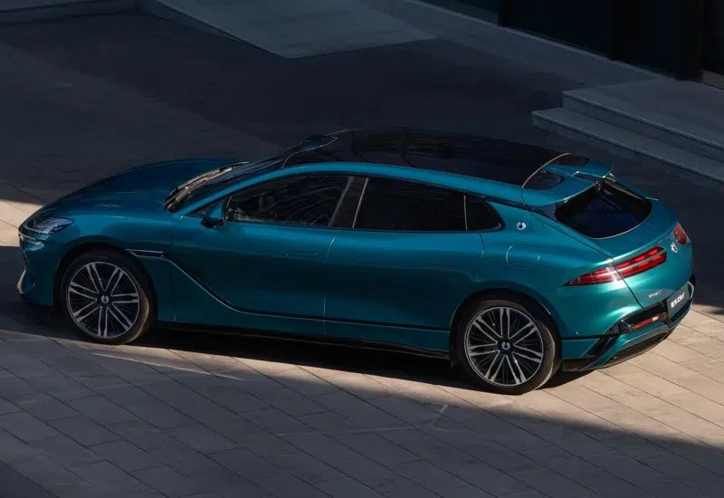 La BYD a lancé la voiture électrique Denza Z9 GT, capable de parcourir 1036 km sans recharge.