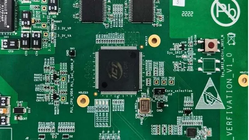 Un agent IA a créé un processeur RISC‑V complet en 12 heures, en utilisant seulement une requête de 219 mots