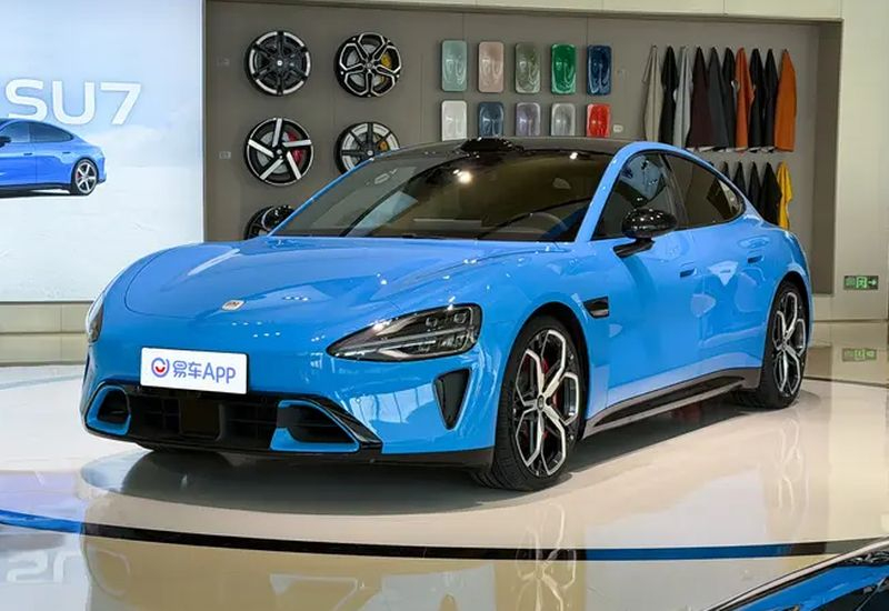 Le Xiaomi SU7, après la mise à jour de son design, apparaît sous un nouveau jour et promet une autonomie allant jusqu’à 902 km.