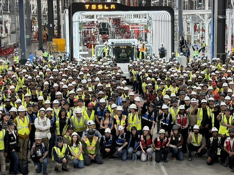 Dans la nouvelle usine de Nevada est apparu le premier camion électrique de série Tesla Semi.