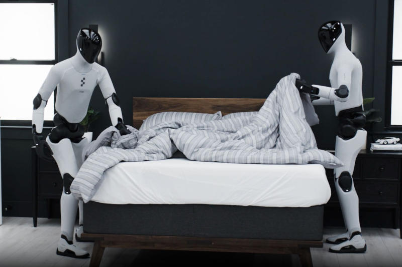 Les robots figurants ont organisé la pièce et ont disposé un lit dans la vidéo.