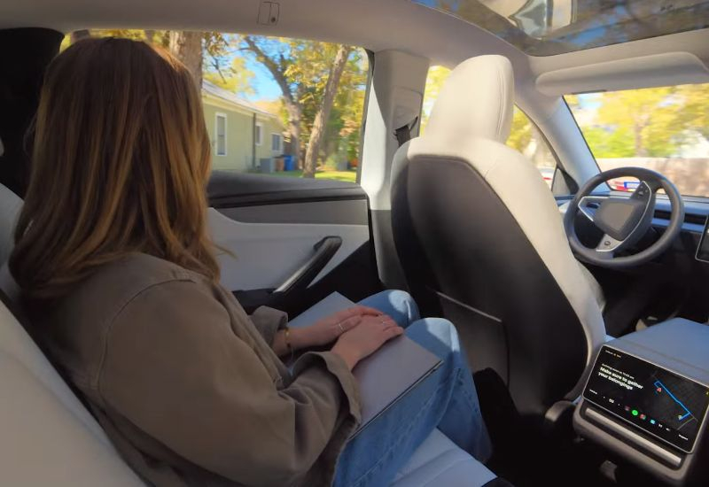 Les taxis robotiques de Tesla dans les embouteillages : parmi 25 véhicules, aucun ne possède de conducteur, mais ils continuent tout de même à avancer.