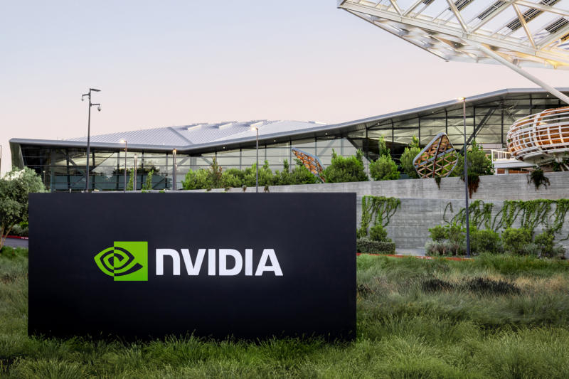 Nvidia a annoncé de nouveaux projets : en 2027, le Rubin Ultra sera lancé, et pour 2028, le Feynman est prévu.