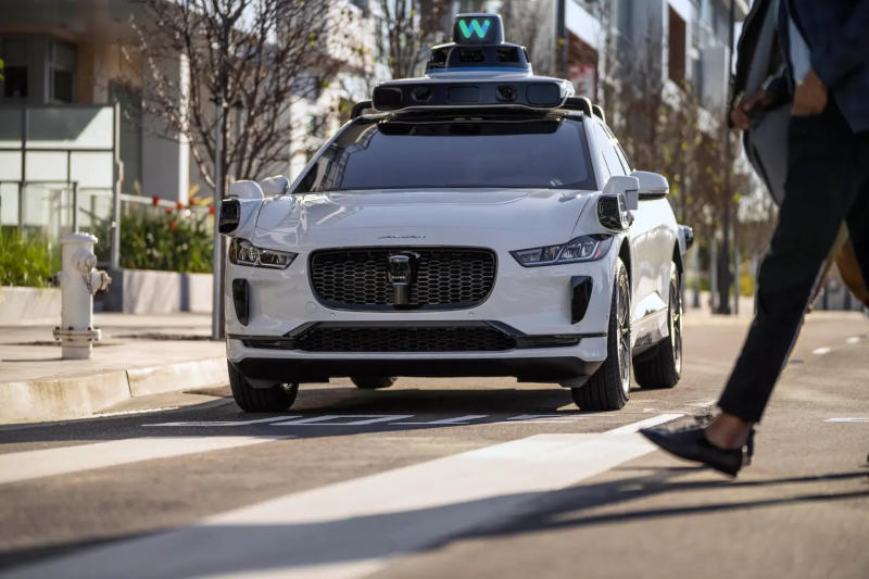 Le taxi robot Waymo s’est avéré être un moyen de fuite étonnamment pratique depuis le lieu du sinistre.